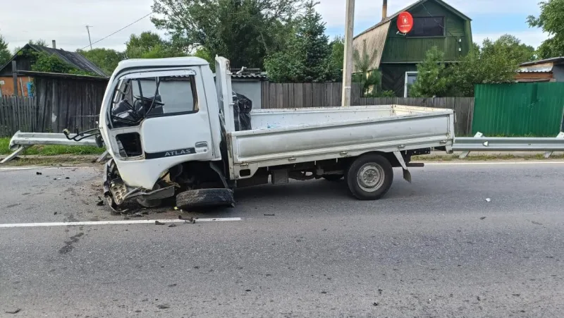 На высокой скорости влетел в ограждение водитель грузовика в ЕАО