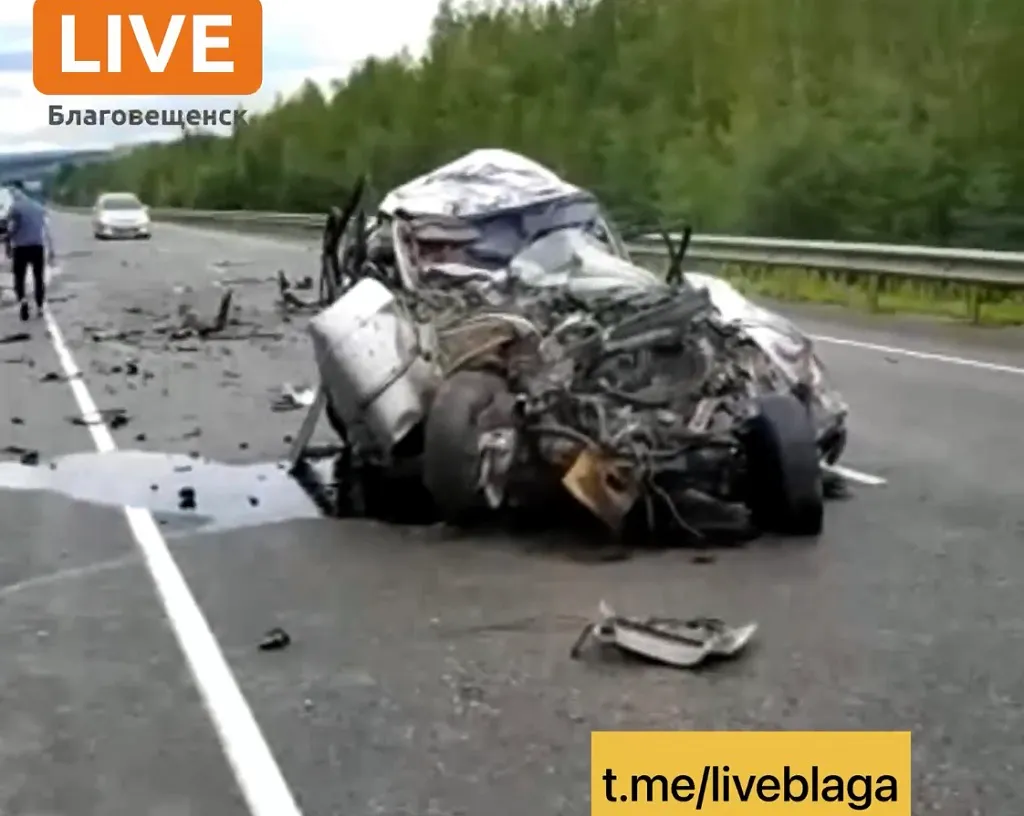 Легковушка врезалась в грузовик на трассе в Приамурье