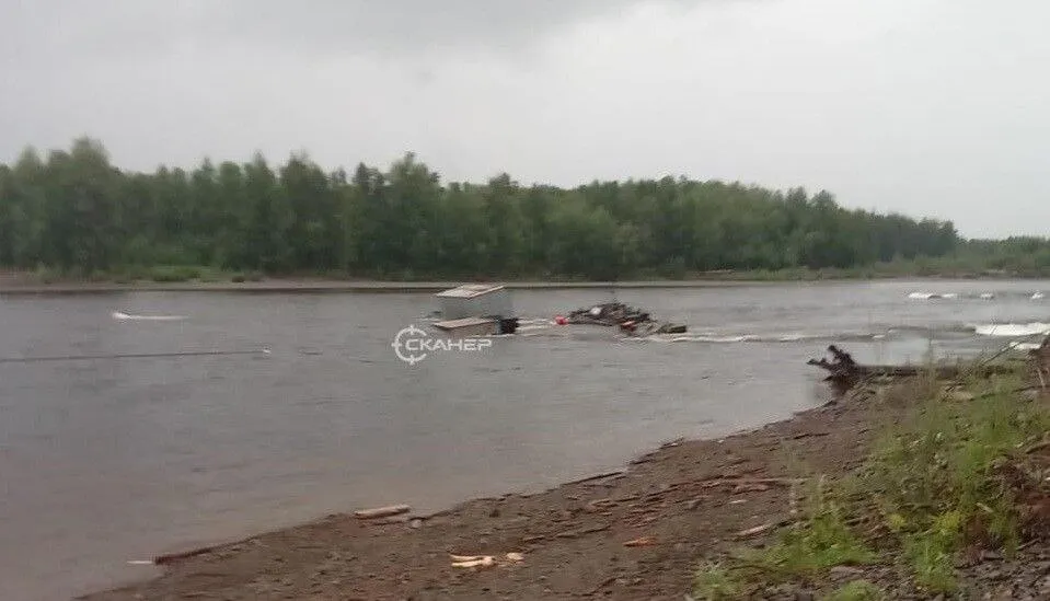 Паром снесло течением на реке в Приамурье