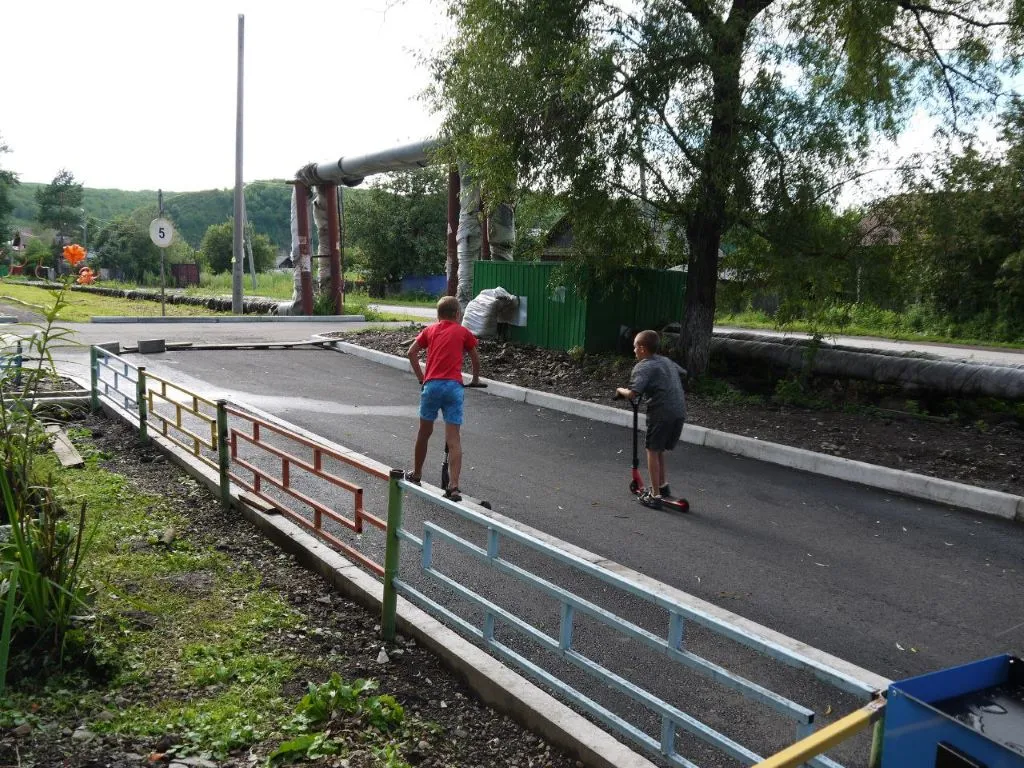 Самокатами проверили прочность покрытия дети в обновлённом дворе г. Облучье