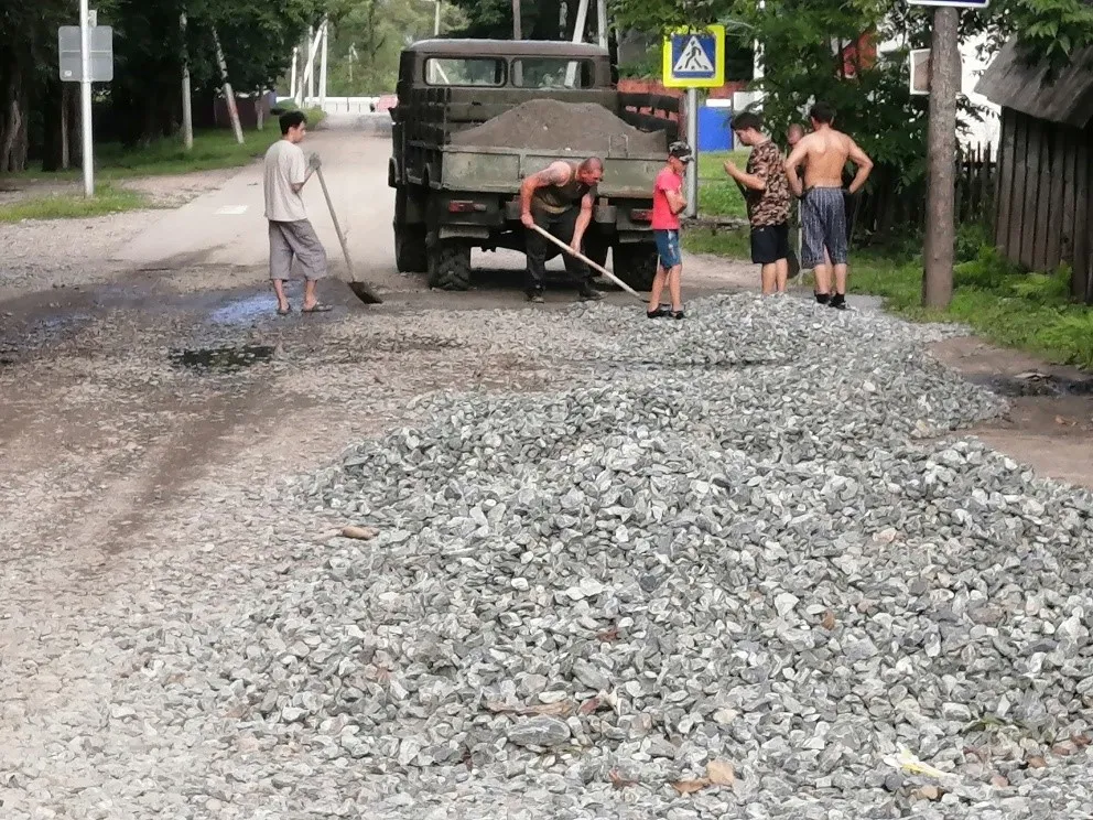 Подсыпали дорогу своими силами жители посёлка в ЕАО