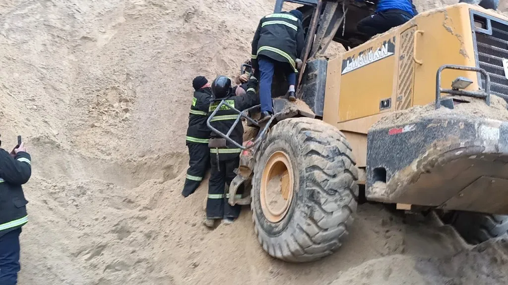 Насмерть завалило песком в карьере рабочего в Приамурье