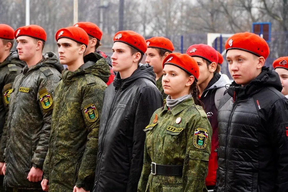 Удостоверения и значки юнармейцев получили школьники в Биробиджане