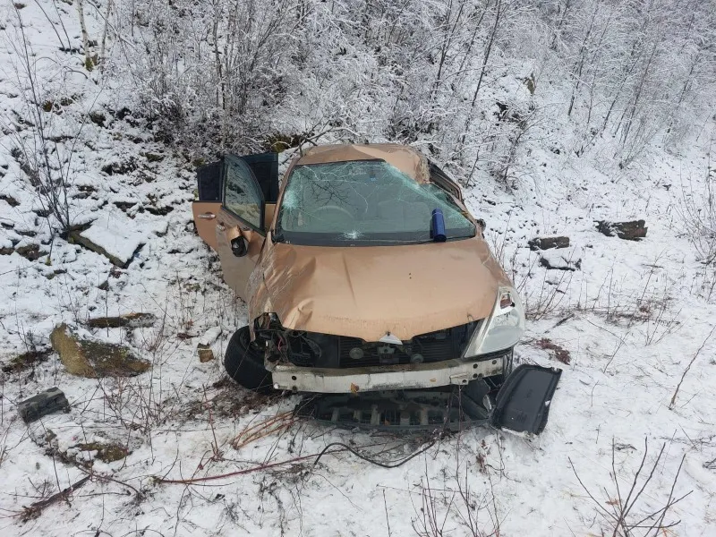 На скользкой дороге устроили аварии двое водителей в ЕАО