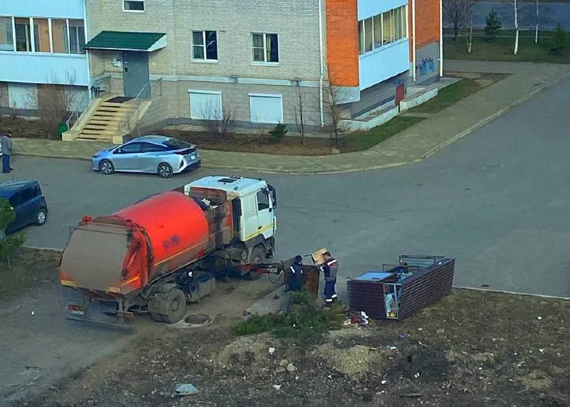 Сломал обе ноги, выгружая мусор, водитель в Приамурье