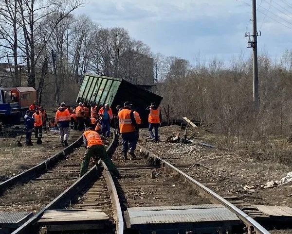 Загорелись пять вагонов со шпалами на ходу в грузовом поезде в ЕАО