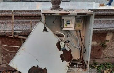 Щиток под напряжением разгромили вандалы в центре Биробиджана