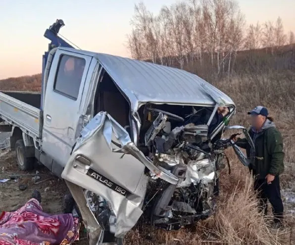 Погиб, влетев в ограждение, водитель на дороге в Приамурье