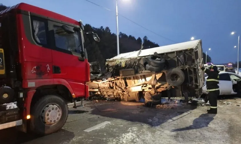 Один погиб, четверо пострадали: страшное ДТП произошло на трассе в Приамурье