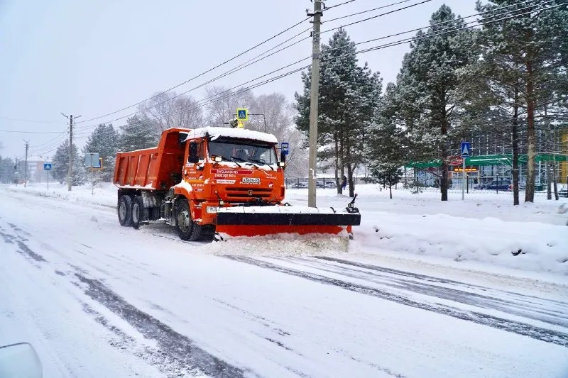 Расчищают дороги от снега в Биробиджане