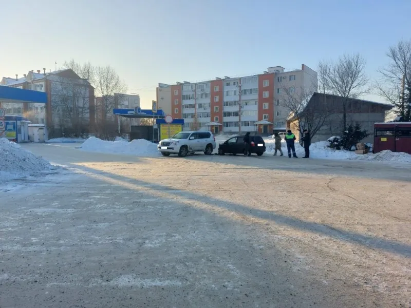 Хэтчбек и внедорожник столкнулись на скользкой дороге в Биробиджане