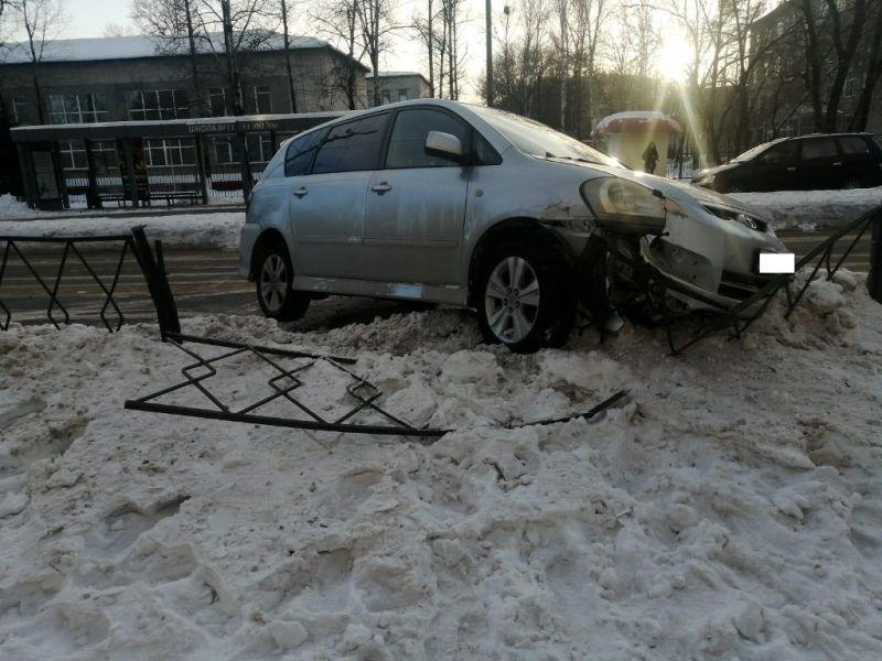 Протаранил забор на скорости водитель иномарки в Биробиджане