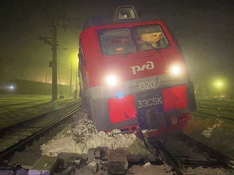 Локомотив с двумя вагонами грузового поезда сошел с рельсов в Приамурье