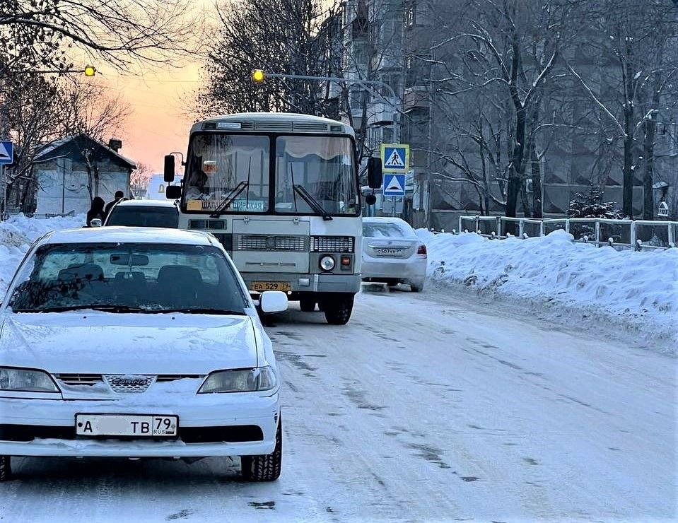 Битьем стекол закончился конфликт водителей автобусов в Биробиджане