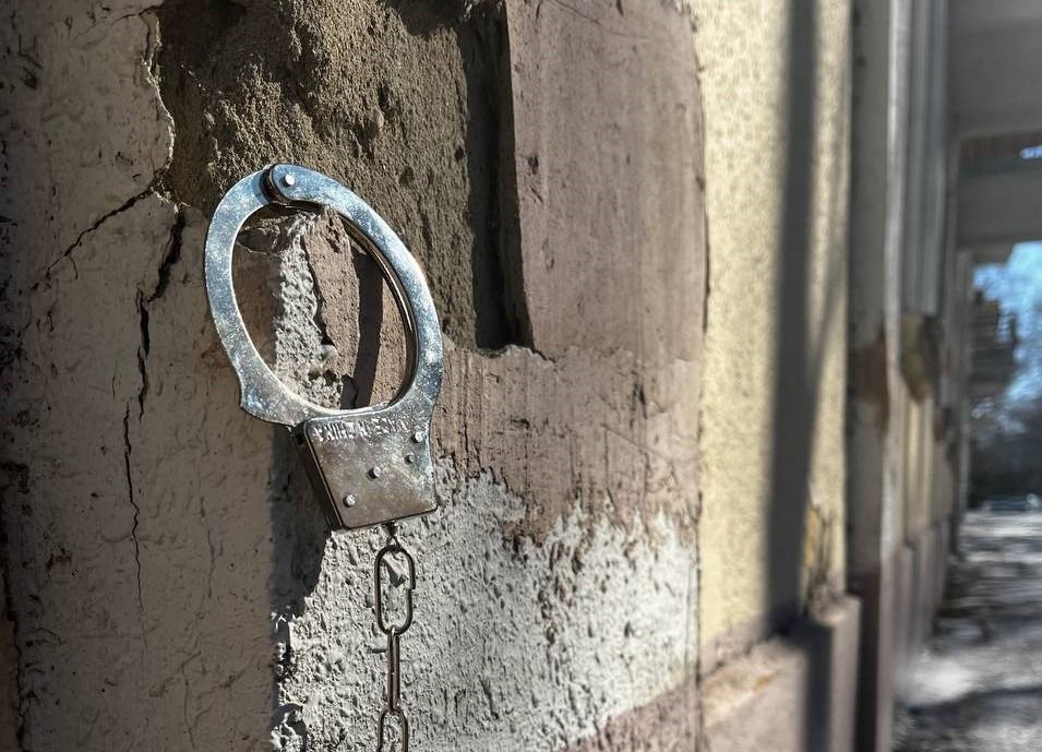 Наркобизнес с несовершеннолетними дочерями организовала женщина в Хабаровском крае