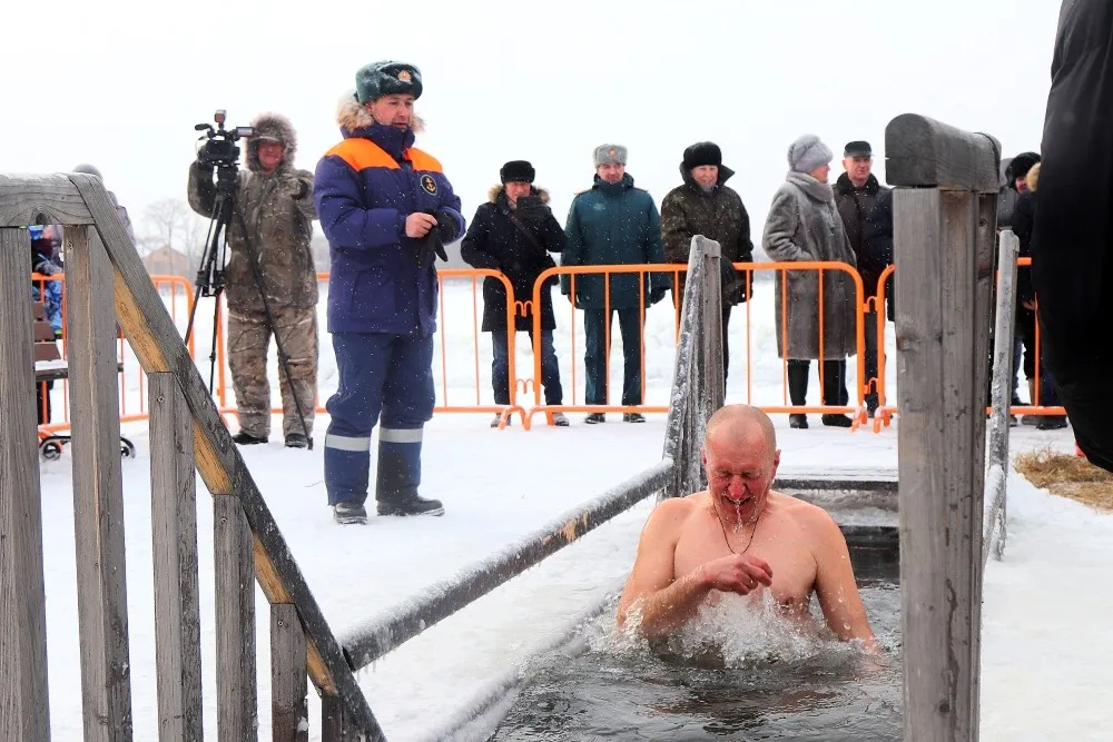 Более 100 биробиджанцев успели окунуться в крещенскую купель в Биробиджане