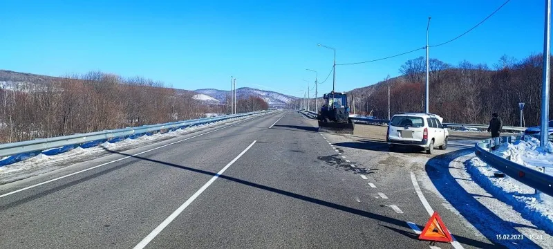 Трактор и иномарка жёстко столкнулись на дороге в ЕАО