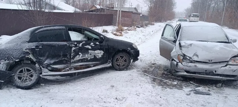 Лобовое столкновение авто случилось на трассе в ЕАО