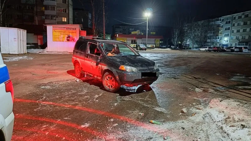 Уходя от преследования, врезался в столб неизвестный водитель в Биробиджане