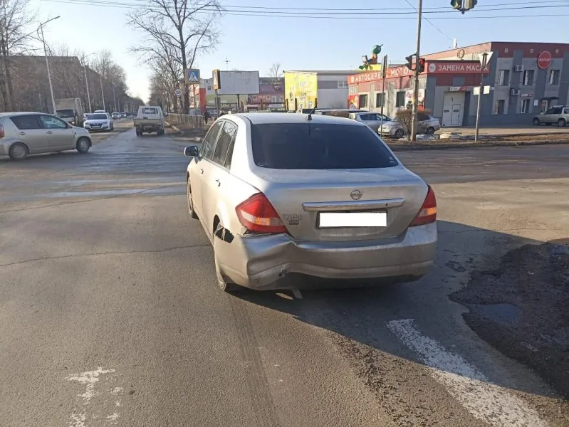 Не рассчитал и въехал в другое авто водитель в Биробиджане