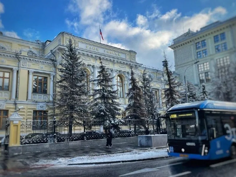 Ограничения на снятие наличной иностранной валюты продлил Банк России