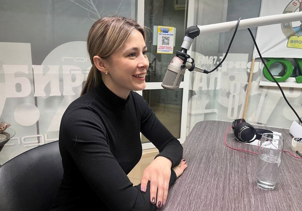 «Мисс Биробиджана»-январь рассказала о себе в прямом эфире на радио
