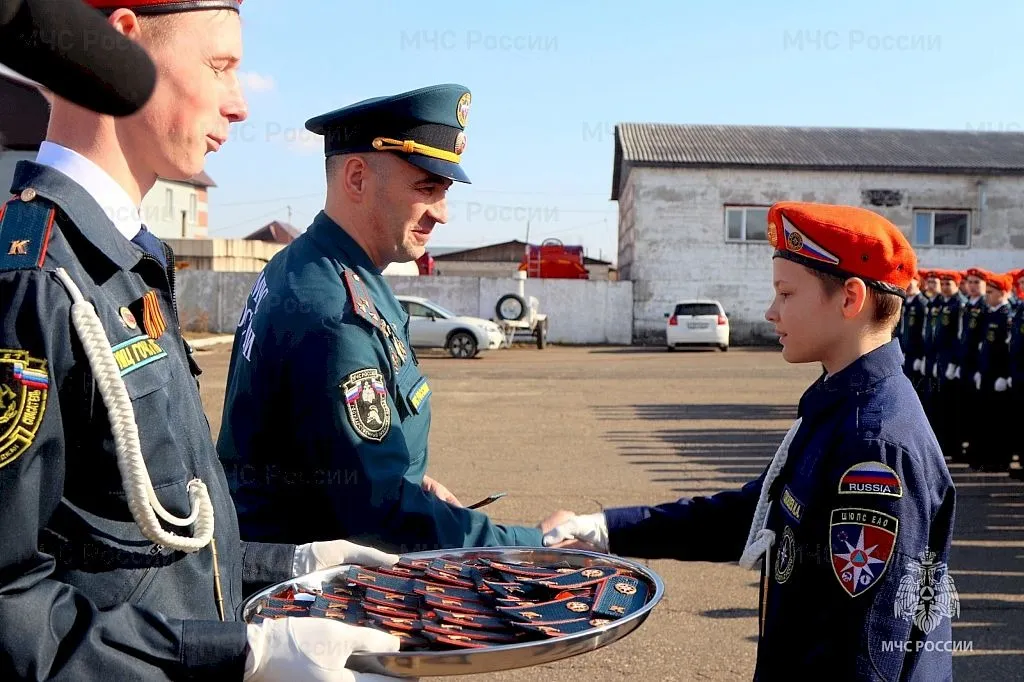 Свои первые погоны и свидетельства получили юные спасатели из ЕАО