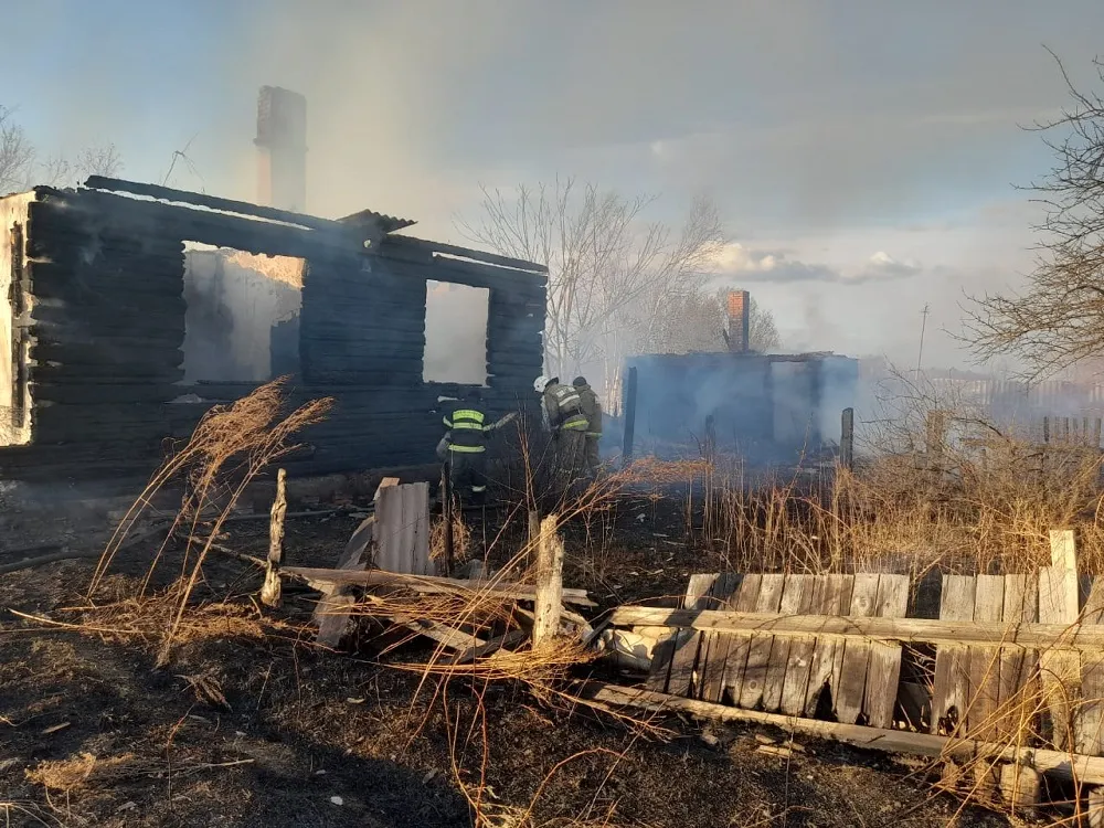 Палом травы уничтожены дом и хозпостройка в Октябрьском районе ЕАО