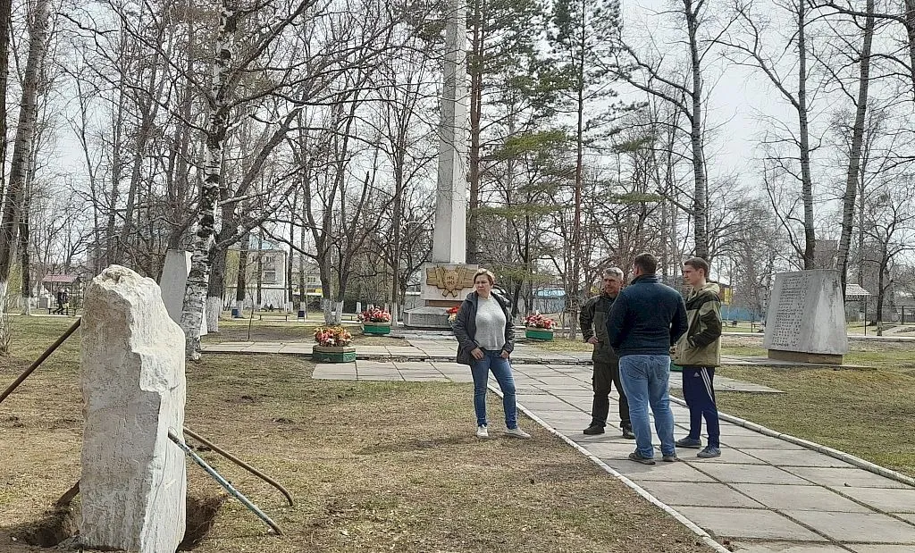 Травертиновую глыбу в память героев СВО устанавливают в Еврейской автономной области