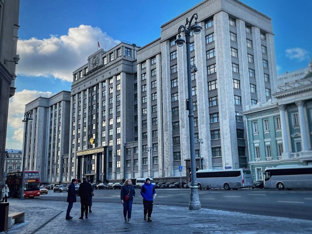 Уравнять зарплату депутатов и сенаторов со средней по РФ могут в России