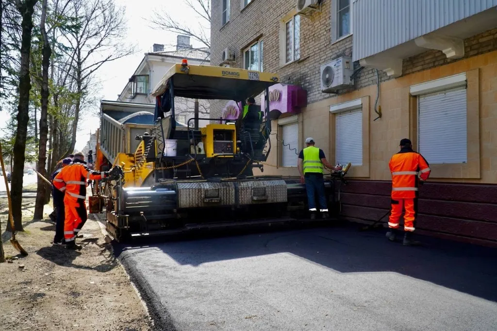 Новый асфальт на пешеходных дорожках кладут в центре Биробиджана