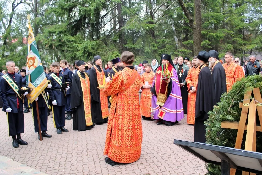 Памятная лития совершена Архиепископом Ефремом в День Победы в Биробиджане