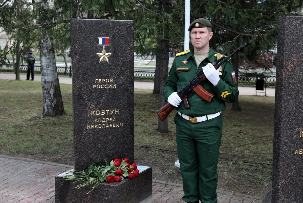 Пилон Героя Российской Федерации Андрея Ковтуна торжественно открыт в сквере Победы Биробиджана