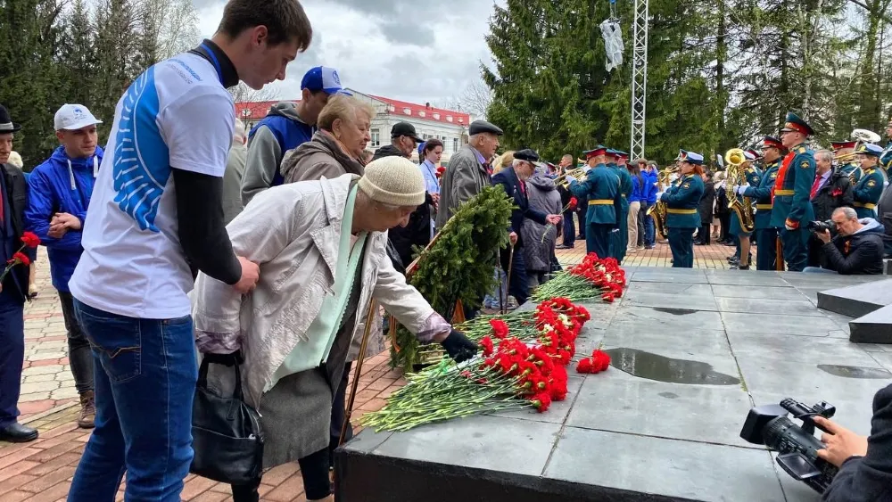 Церемония возложения цветов к Вечному огню прошла в Биробиджане в День Победы