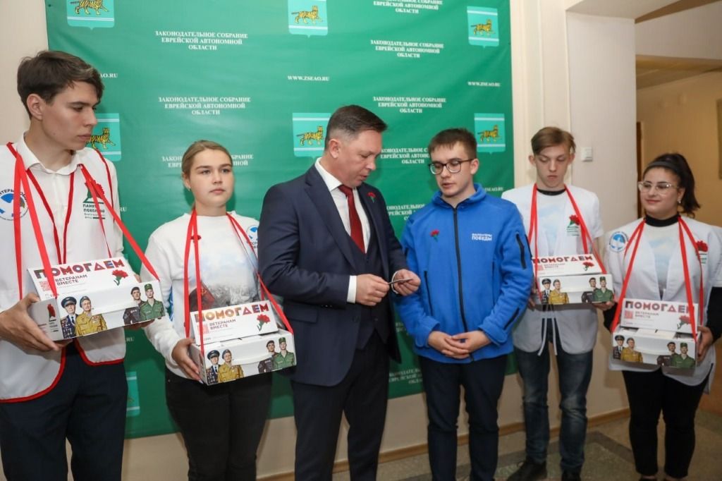 Эстафету в акции «Красная гвоздика» приняли депутаты ЕАО