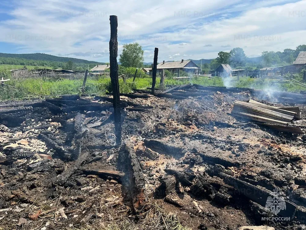 Ночью полностью выгорело помещение хозпостройки в Облученском районе ЕАО