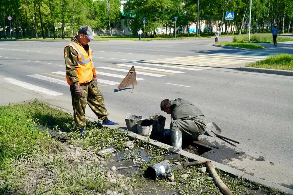 Ливневые колодцы расчищают в Биробиджане