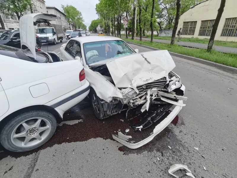 Жёсткое столкновение авто произошло на улице Биробиджана