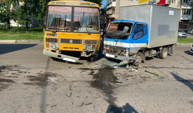 ПАЗ взял на таран грузовик: в ГИБДД рассказали подробности ДТП с автобусом в Биробиджане