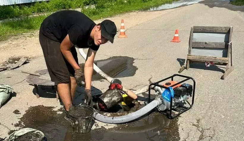 Прочищенные ливневки помогут увести воду с улиц Биробиджана