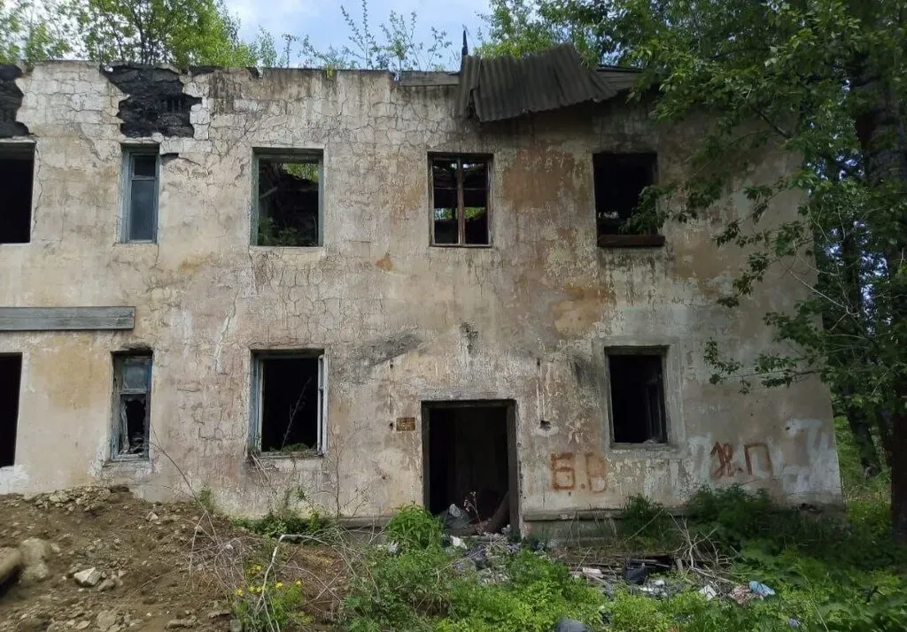 Суд обязал снести опасные заброшки города Облучье