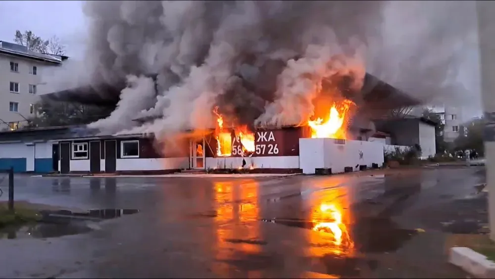 Полыхает рынок под окнами жилых домов в районе ост. «Безымянка» в Биробиджане