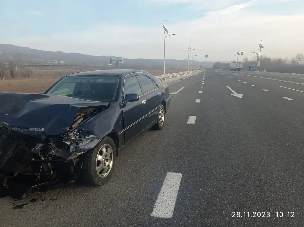 Впечатался в барьер автомобиль бизнес-класса на трассе в ЕАО