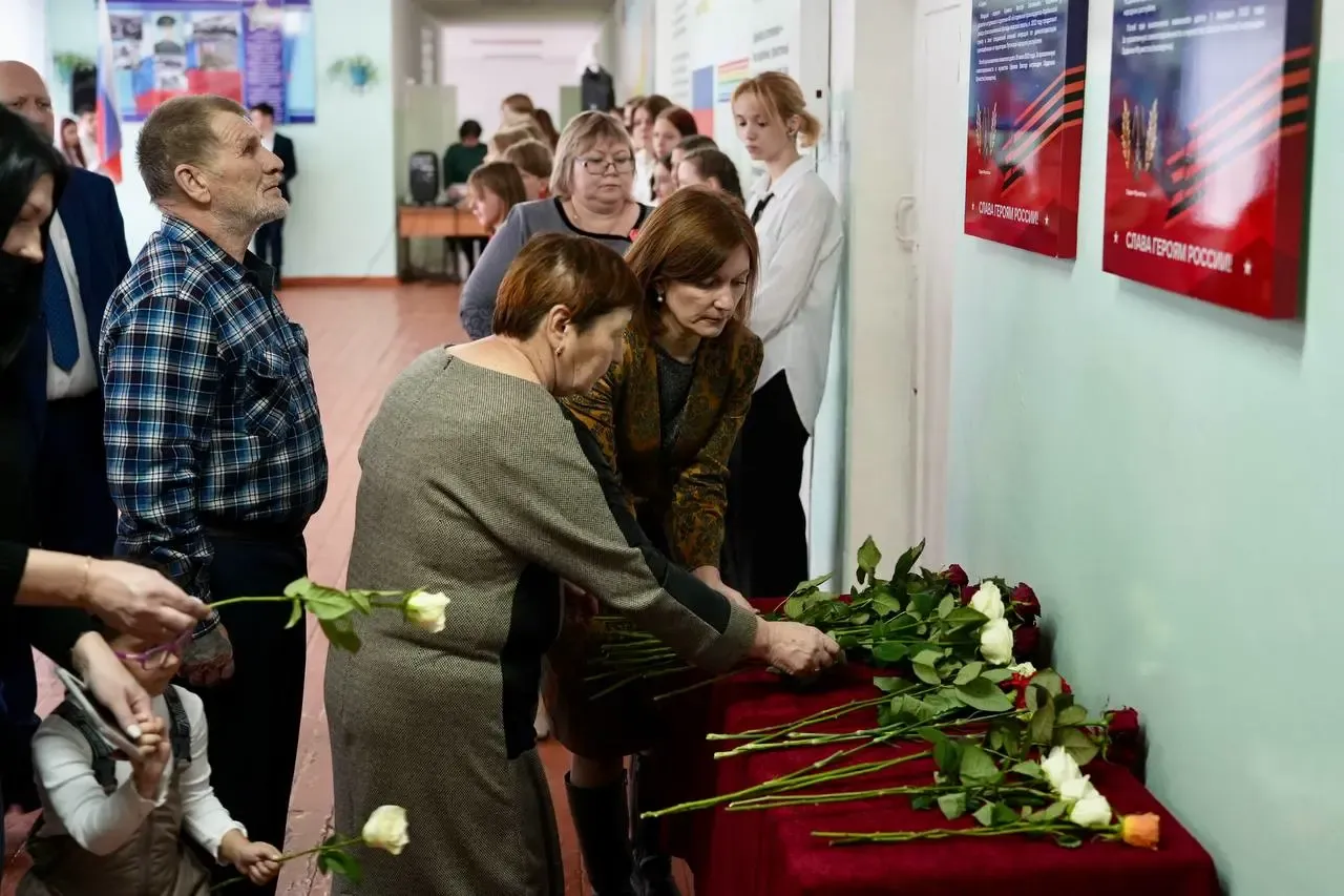 Стенд с героями СВО появился в одной из школ Биробиджана