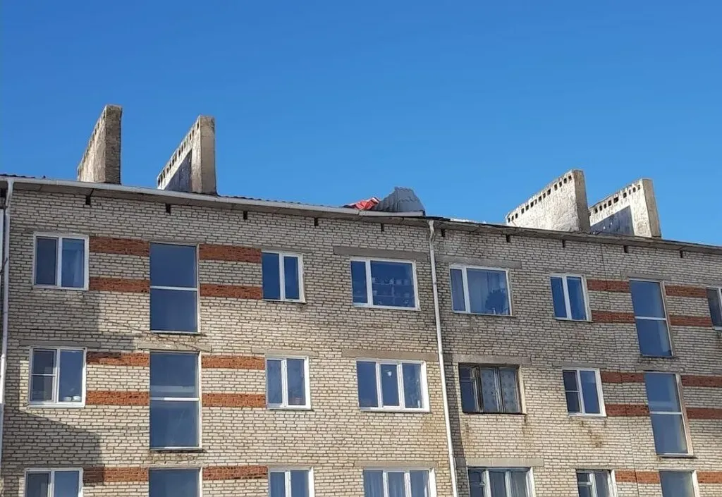 Прокуратура потребовала отремонтировать снесённую ветром крышу в селе ЕАО