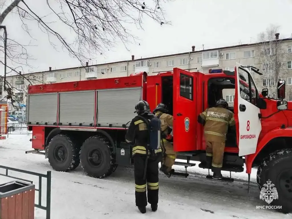 Заполнил квартиру дымом пожар в многоэтажке в Биробиджане