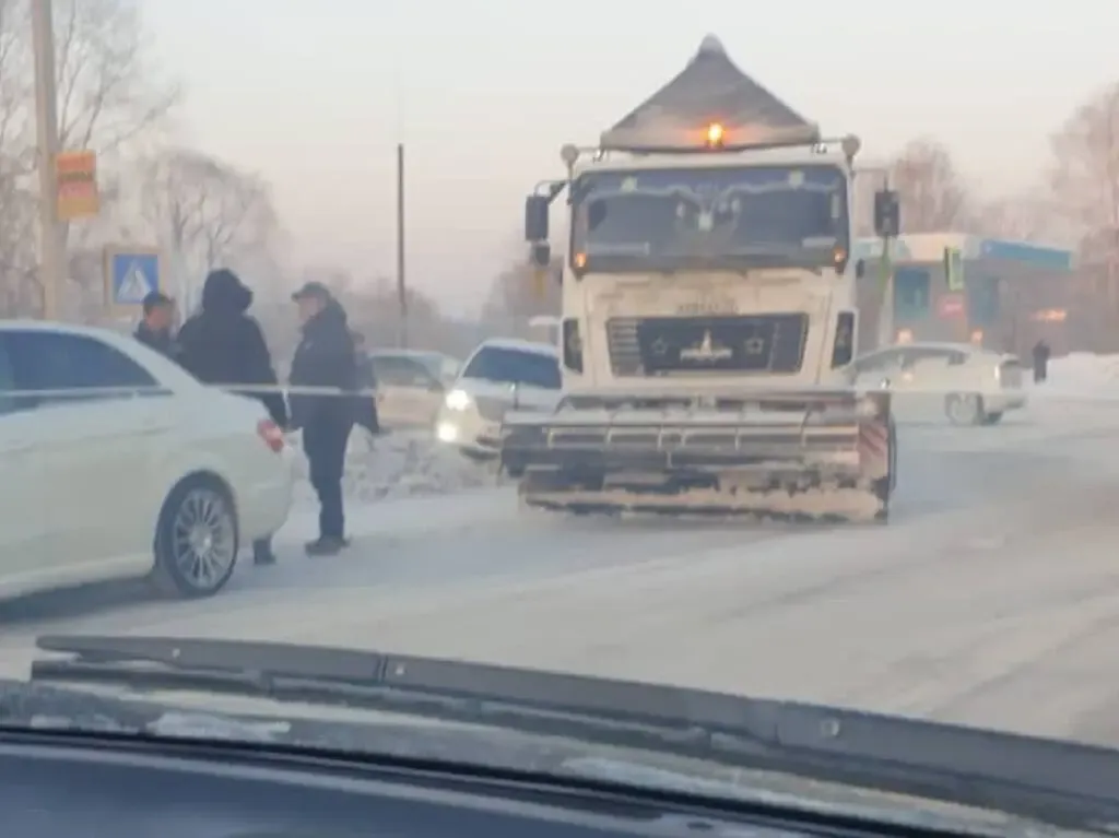 Не справился с управлением и влетел в легковушку водитель грейдера в Биробиджане