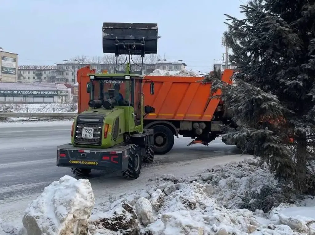 С раннего утра продолжается уборка улиц Биробиджана