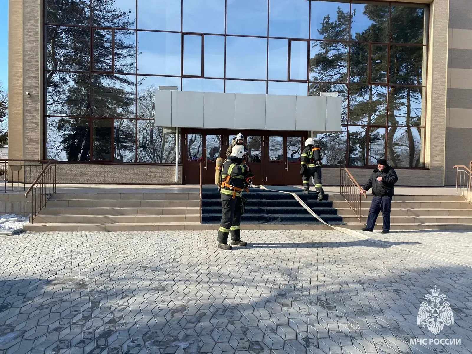 Шестерых эвакуировали пожарные во время учений в ЕАО