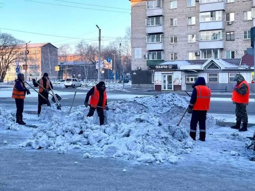 Расчистили снег на остановке «Радуга» в Биробиджане